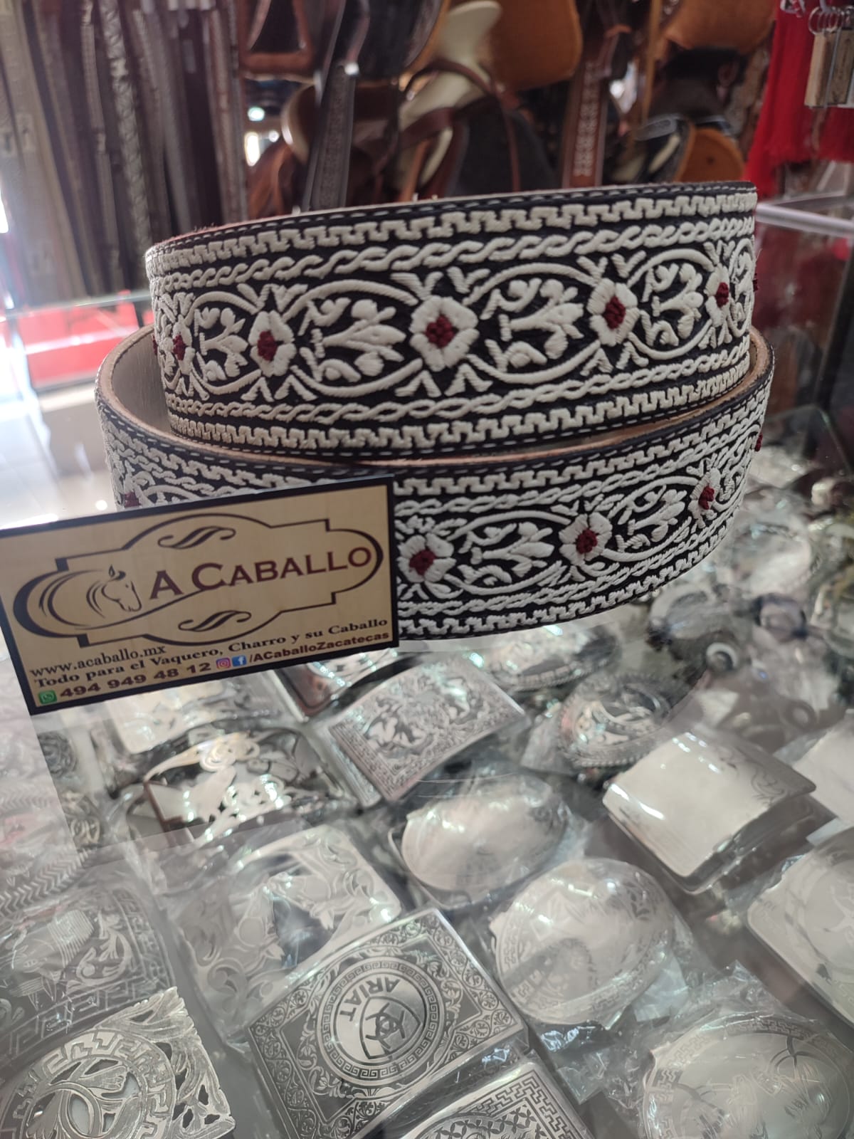 Cinto Piteado Guia de Hojas con boton en Rojo.