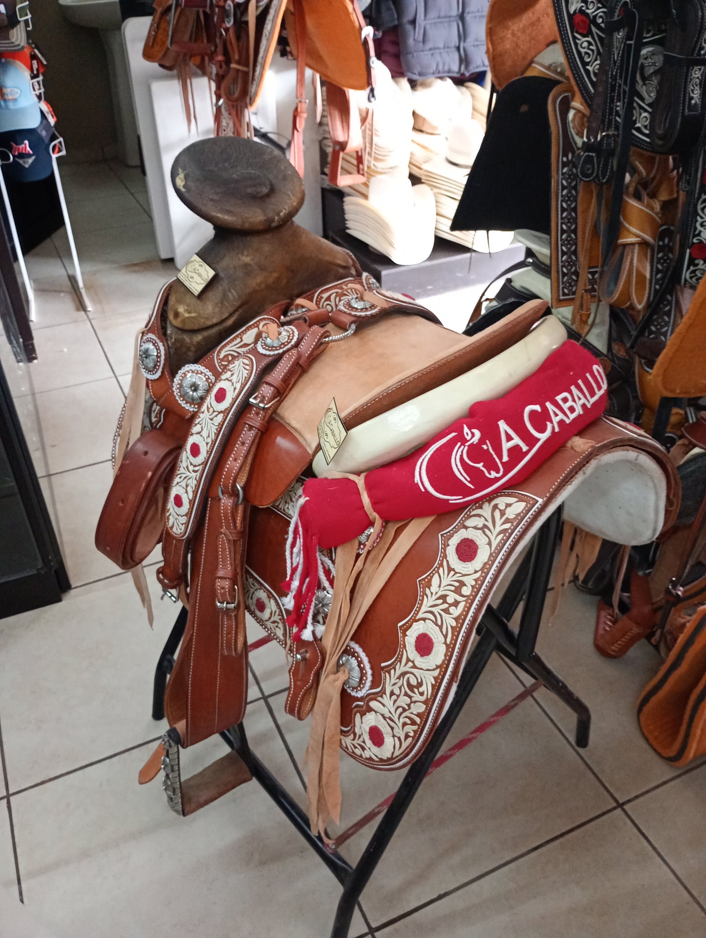 Montura Piteada Cognag, Cantinas, Surron, Herraje Acero, Churros Rojos