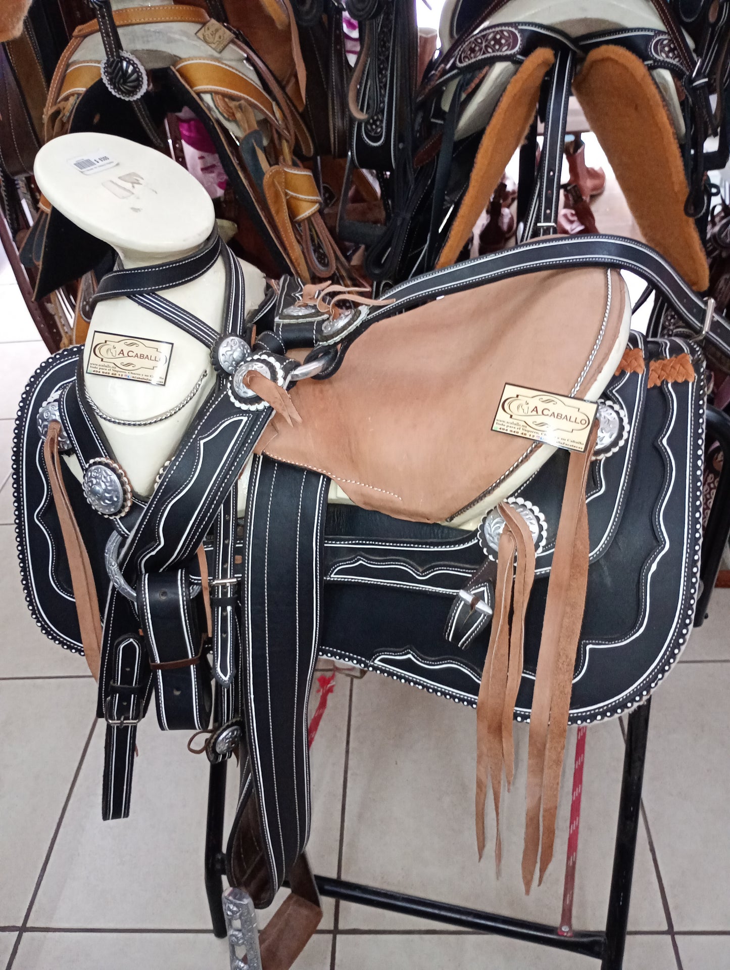 Montura Esqueleto, Negra, Vaqueta Latigo, Herr. Aluminio.