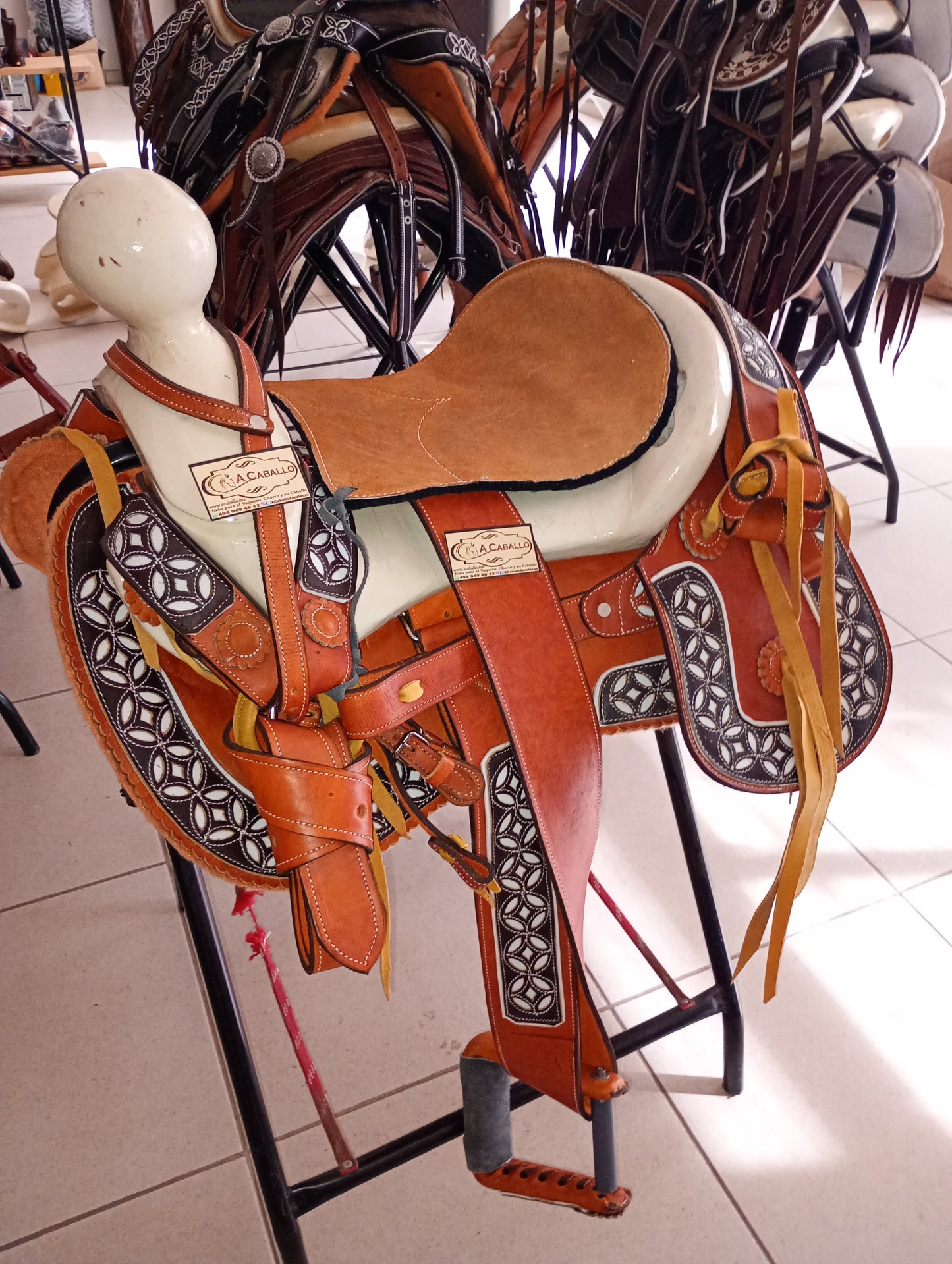 Montura, Cola de Pato, Fuste Bola.