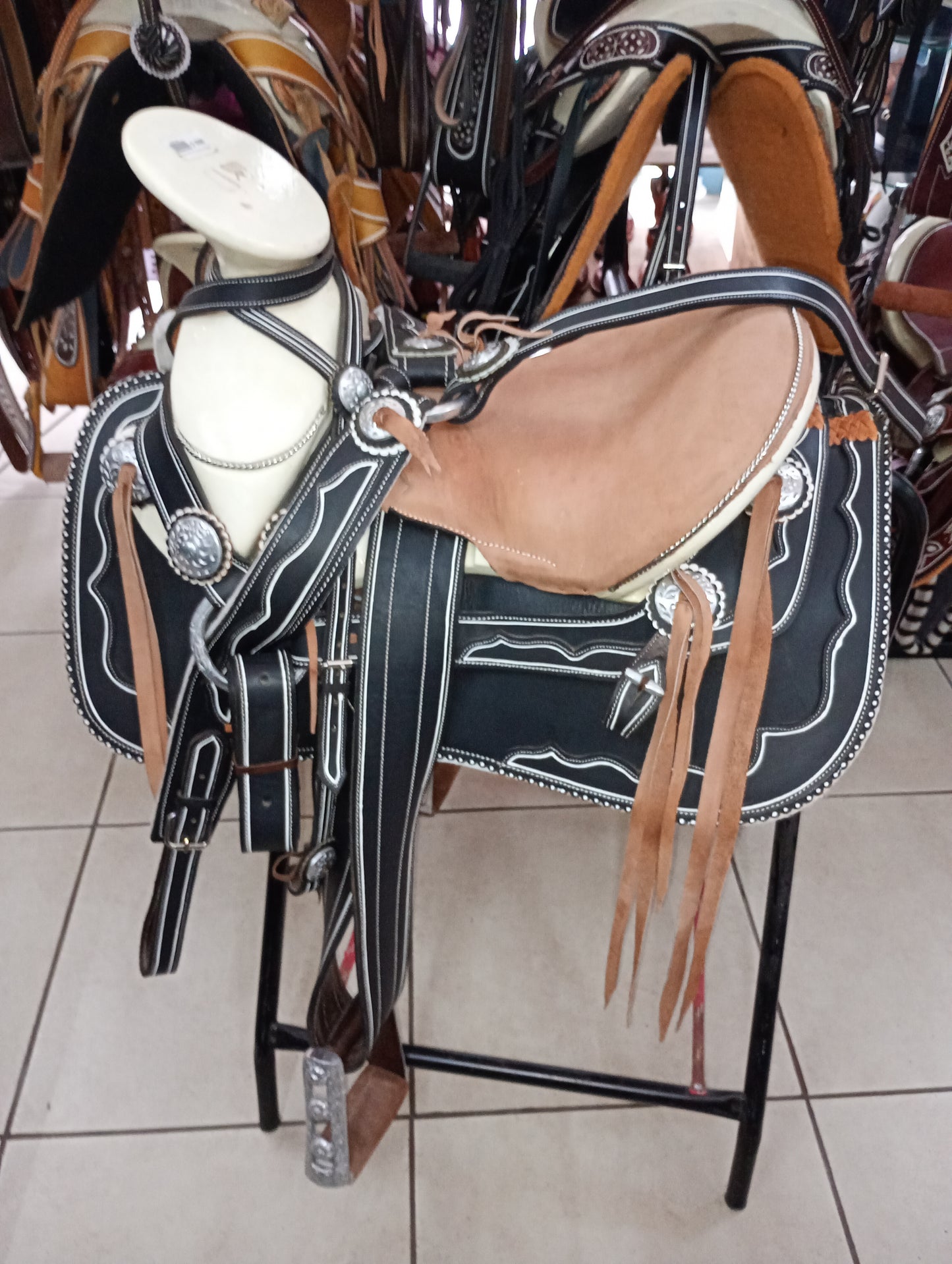 Montura Esqueleto, Negra, Vaqueta Latigo, Herr. Aluminio.