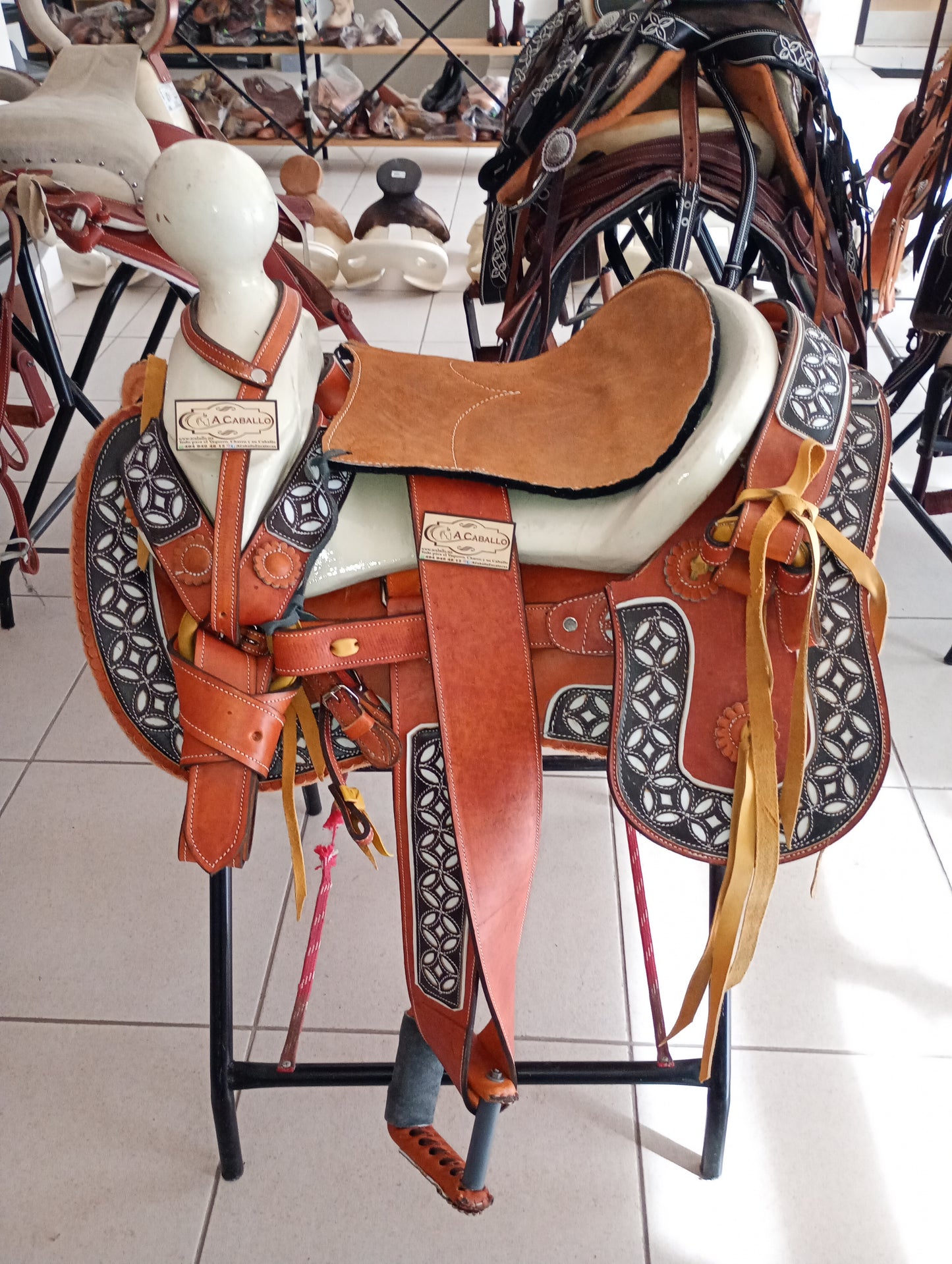 Montura, Cola de Pato, Fuste Bola.