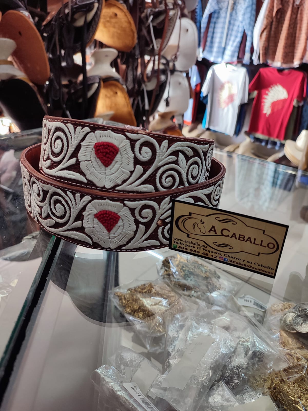 Cinto Piteado Extra Fino, en Guia y Flores en Rojo.