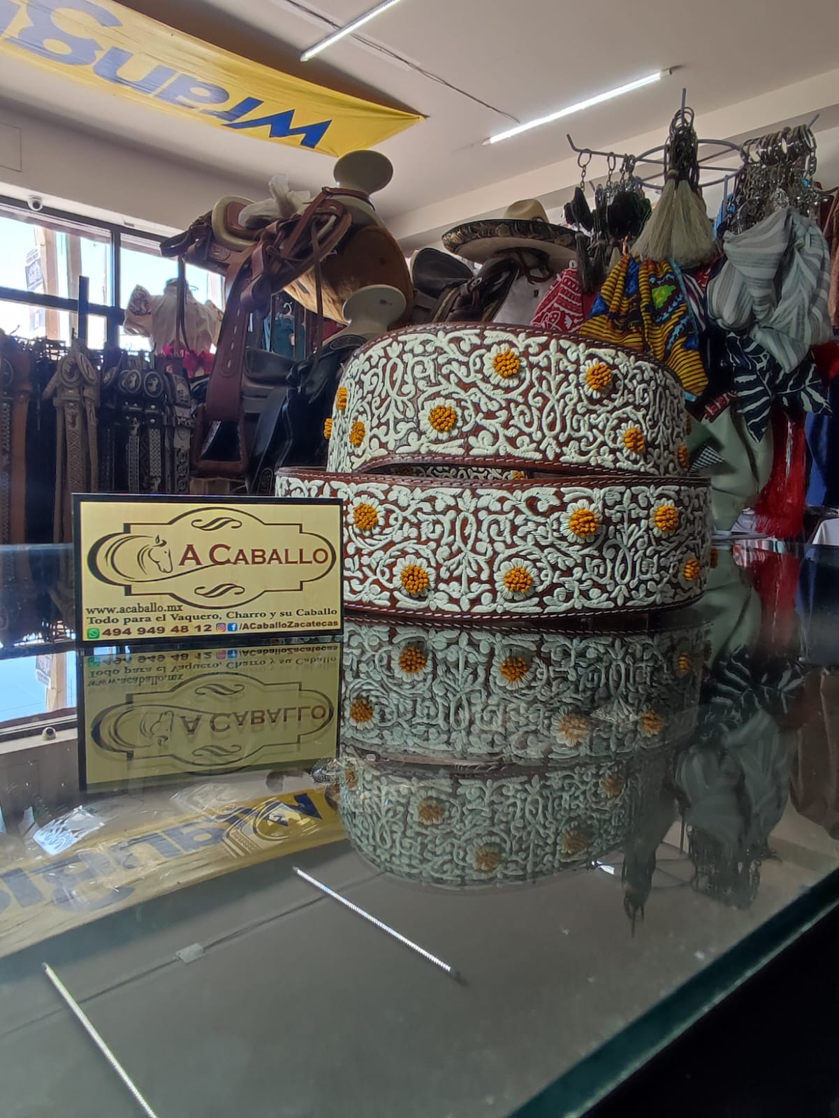 Cinto Piteado Extra Fino, Monas con Churros en color Oro Viejo.