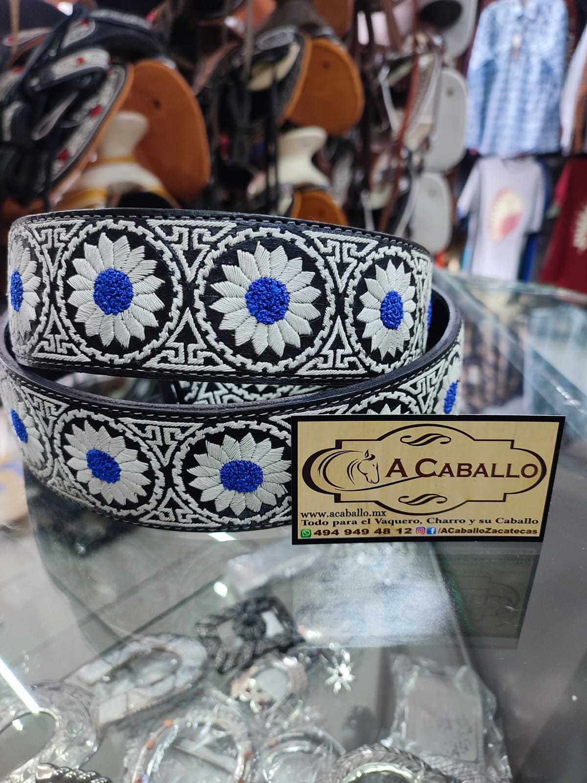 Cinto Piteado Extra Fino, Diseño Girasol con Churros en Azul Rey, Vaqueta Negra.