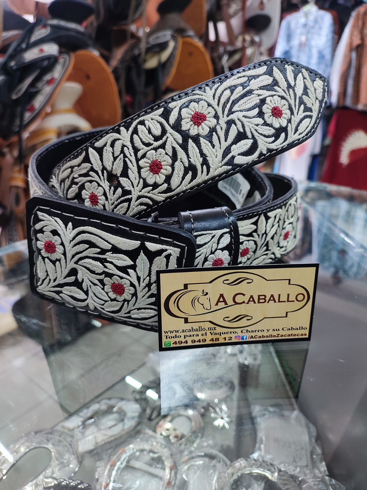 Cinto Piteado Extra Fino, Diseño Hoja de Parra y Flores con Churros en Rojo.