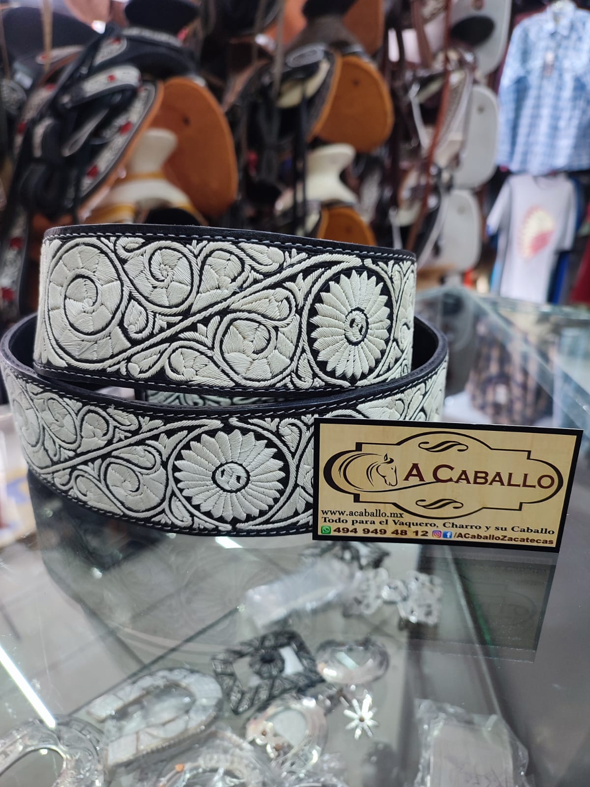 Cinto Piteado Extra Fino, Diseño Caracol en Vaqueta Negra.