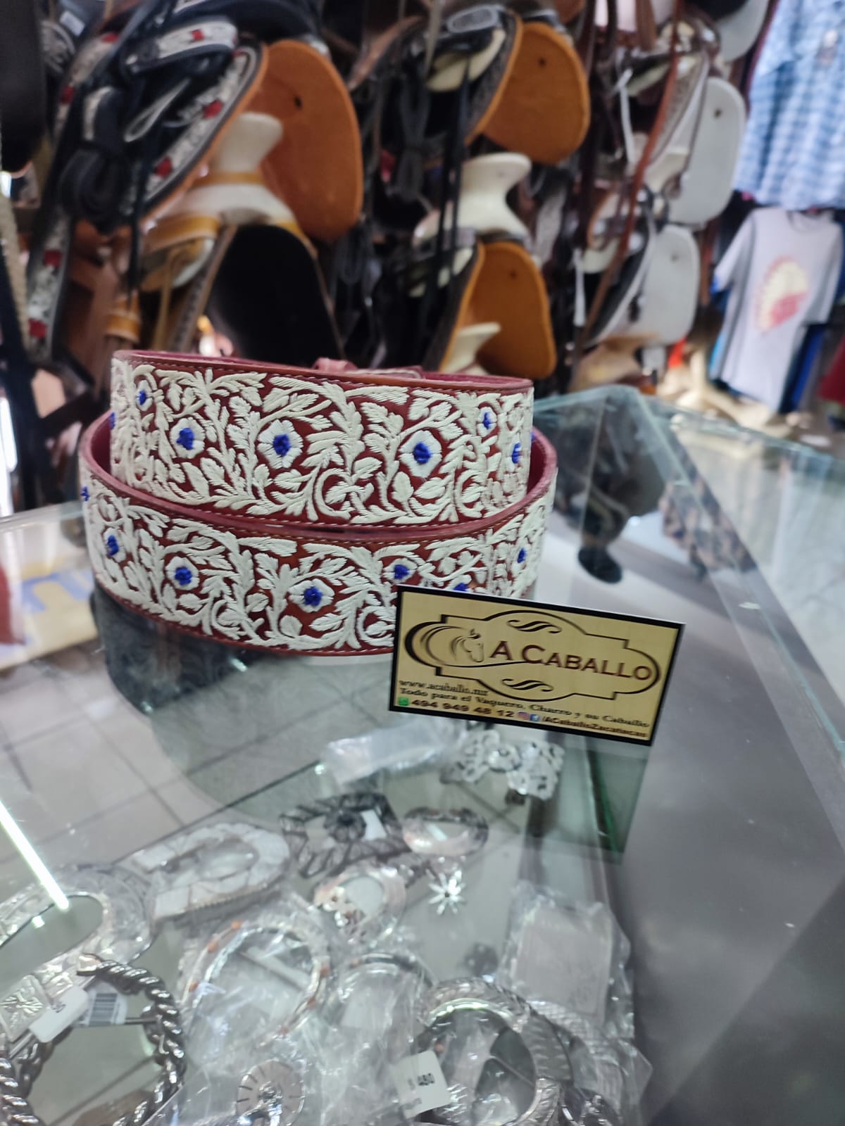 Cinto Piteado Extra Fino, Diseño Hoja de Parra con Churros en color Azul Rey en Vaqueta Color Shedron.