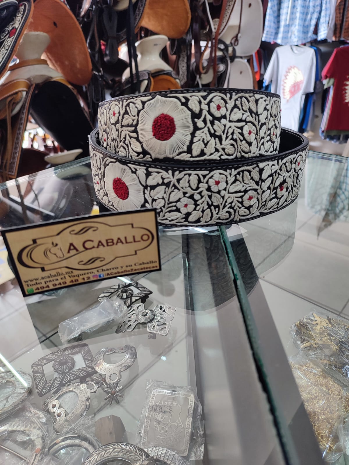 Cinto Piteado Exta Fino, Rameado con Rosas y Centro Rojo.