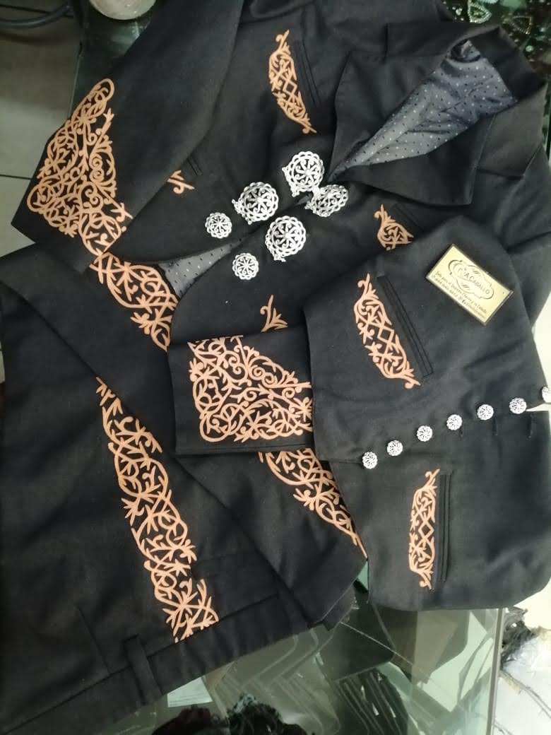 Traje Charro 3 Piezas, Greca Sencilla, Herraje en Chaleco y Chaquetilla.