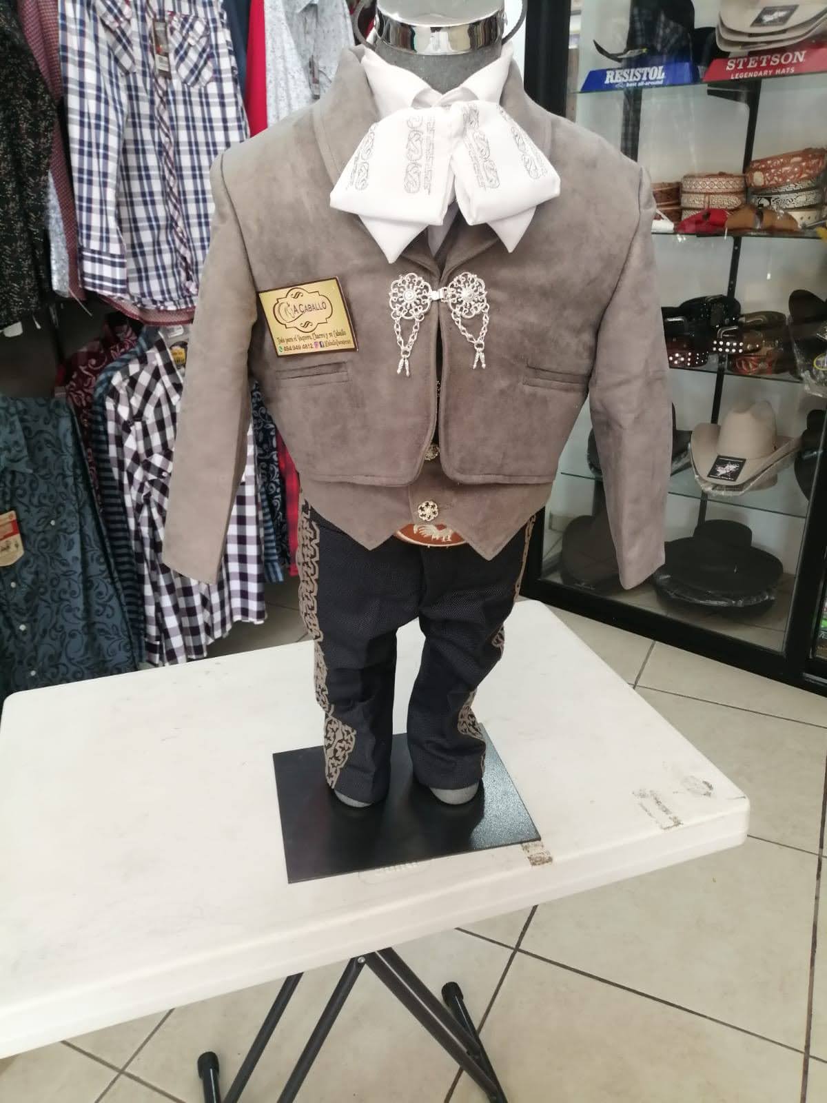 Traje Charro 3 Piezas, Chaleco y Chaquetilla en Gamuzina Pantalon con Gamuza al tono de la chaquetilla, Broche en baño de plata en Chaquetilla,