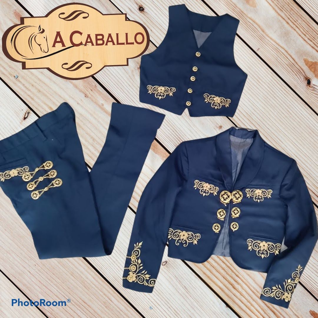 Traje Charro 3 Piezas, Chaleco y Chaquetilla bordado en hilo metalico, Botonadura en Oro, Media Gala.