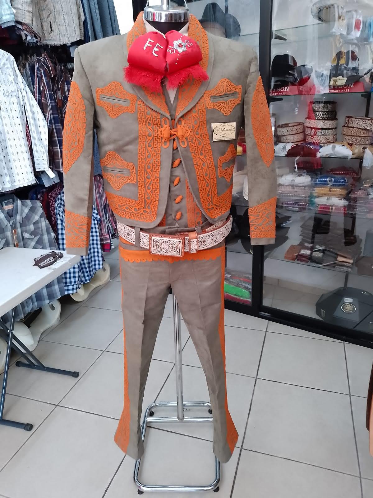 Traje Charro 3 Piezas Pantalon Chaleco y Chaquetilla en Gamuzina Greca completa color Ladrillo