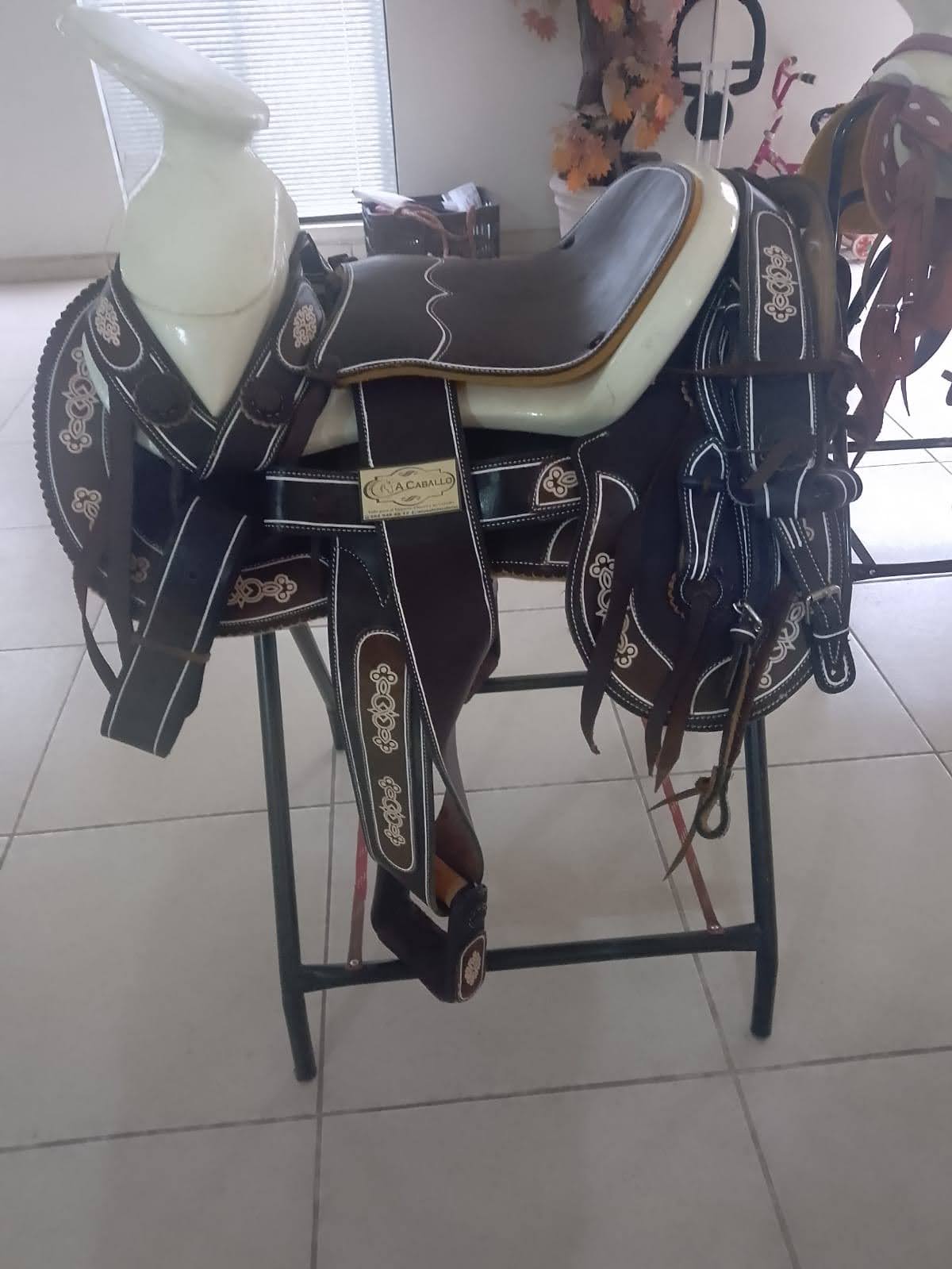 Montura Charra, Cola de pato.