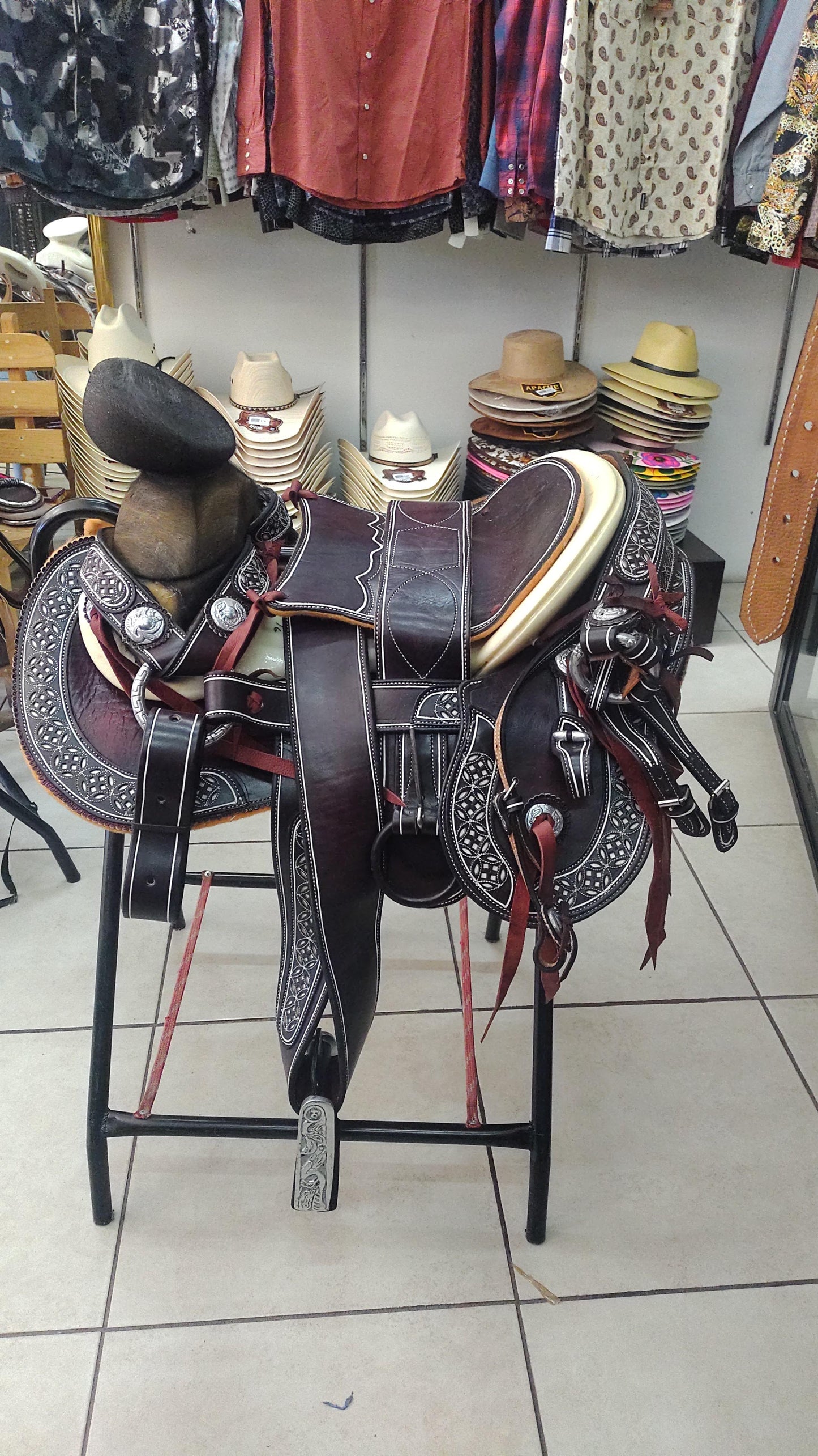 Montura Charra, Cola de pato.