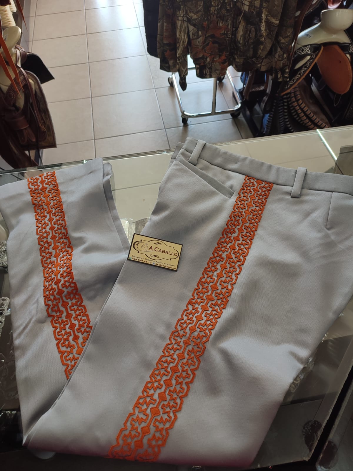 Pantalón Charro Greca de Gamuza Sencilla, Color Ladrillo.