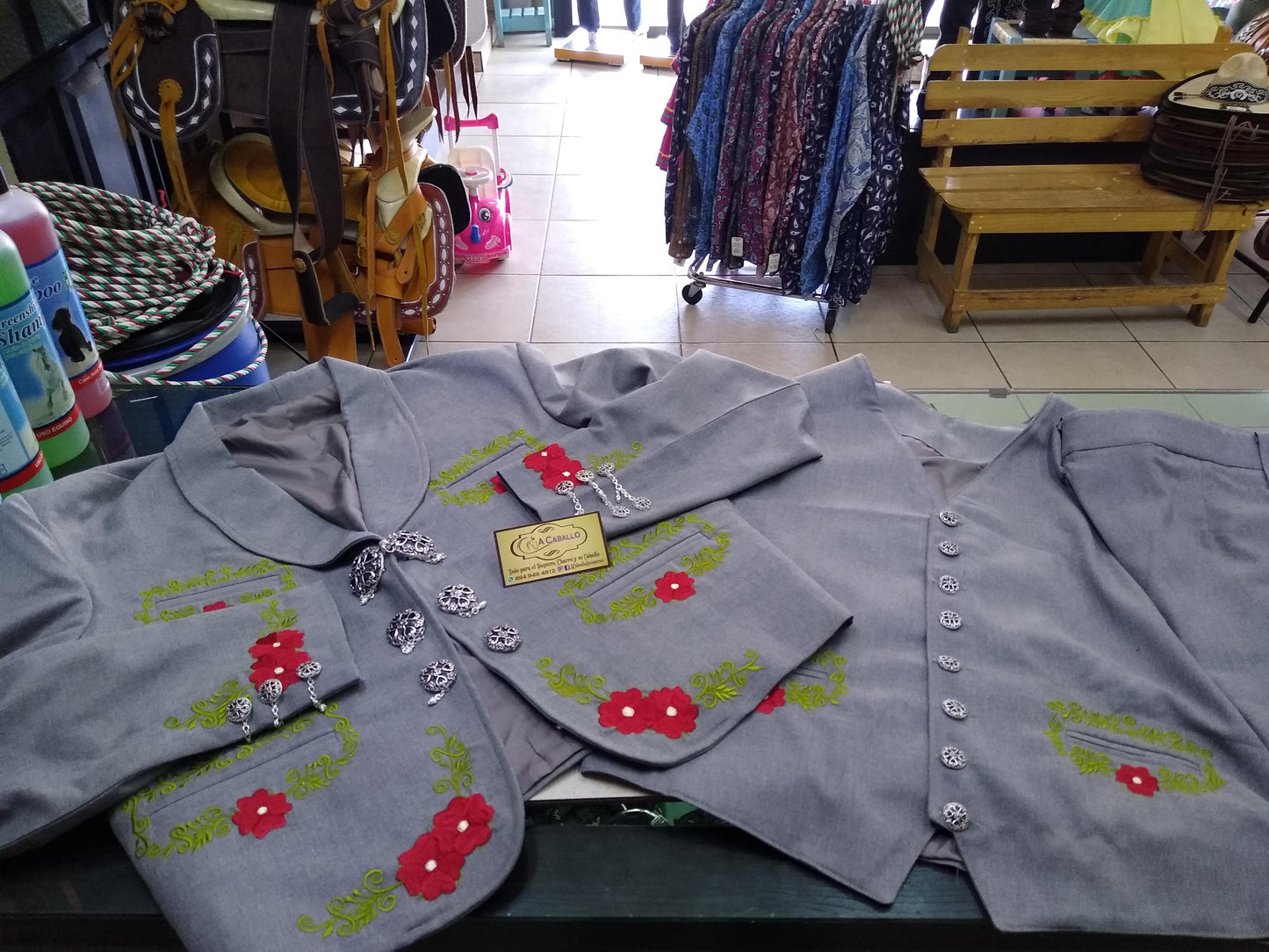 Traje Charro 3 Piezas, Bordado en Hilo Metalico, Media Gala.