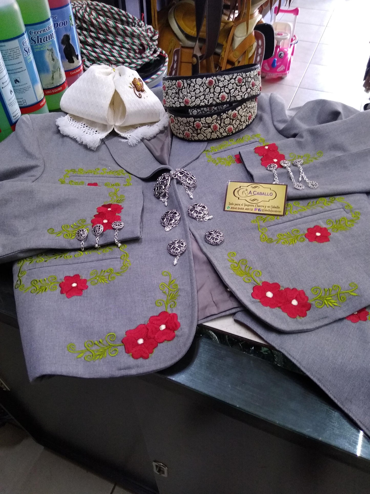 Traje Charro 3 Piezas, Bordado en Hilo Metalico, Media Gala.