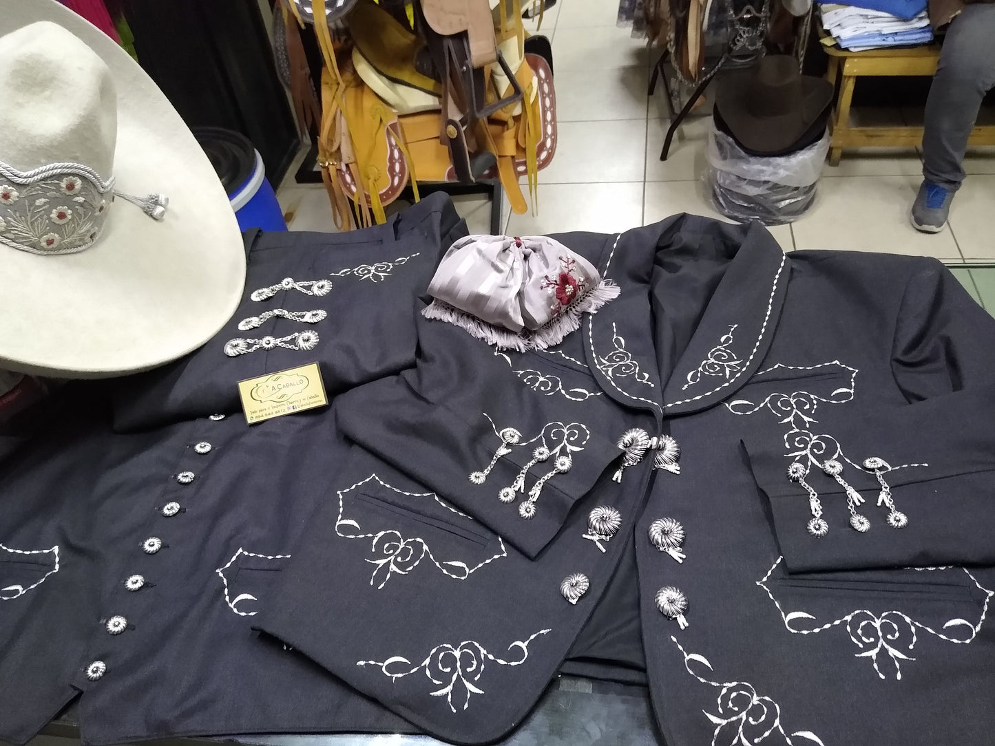 Traje Charro 3 Piezas, Bordado en Hilo Metalico, Media Gala