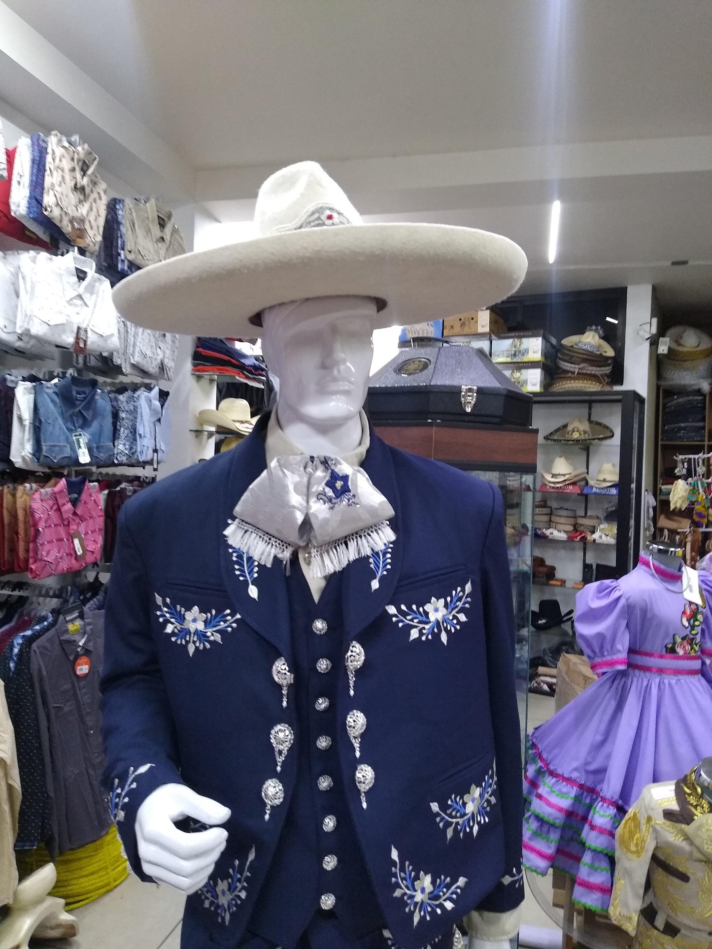 Traje Charro 3 Piezas, Bordado en Hillo Metalico, Media Gala.