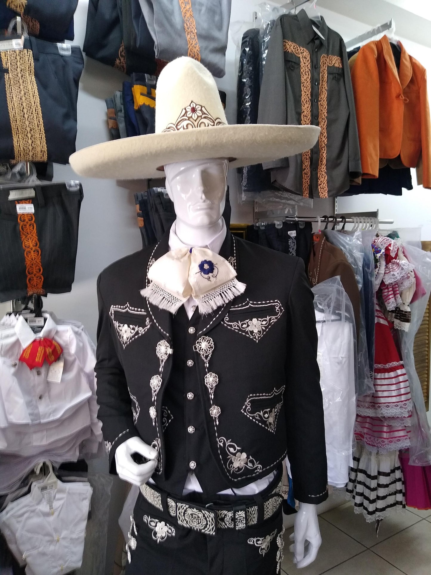 Traje Charro 3 Piezas, Pantalon, Chaleco y Chaquetilla bordado en hilo metalico, Botonadura en Media Gala.