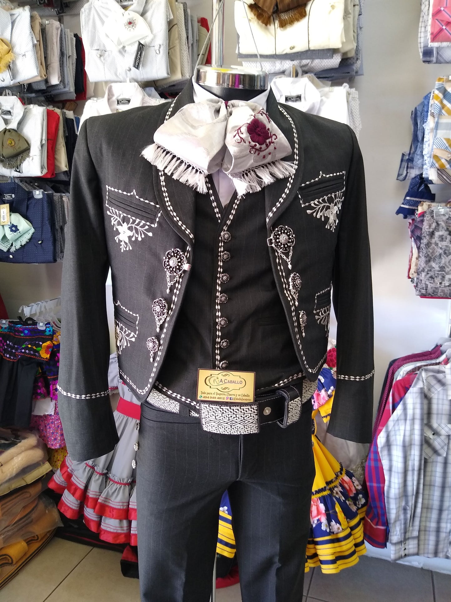 Traje Charro 3 Piezas, Bordado en Hilo Metalico, Gala Completa, Botonadura Entintada.