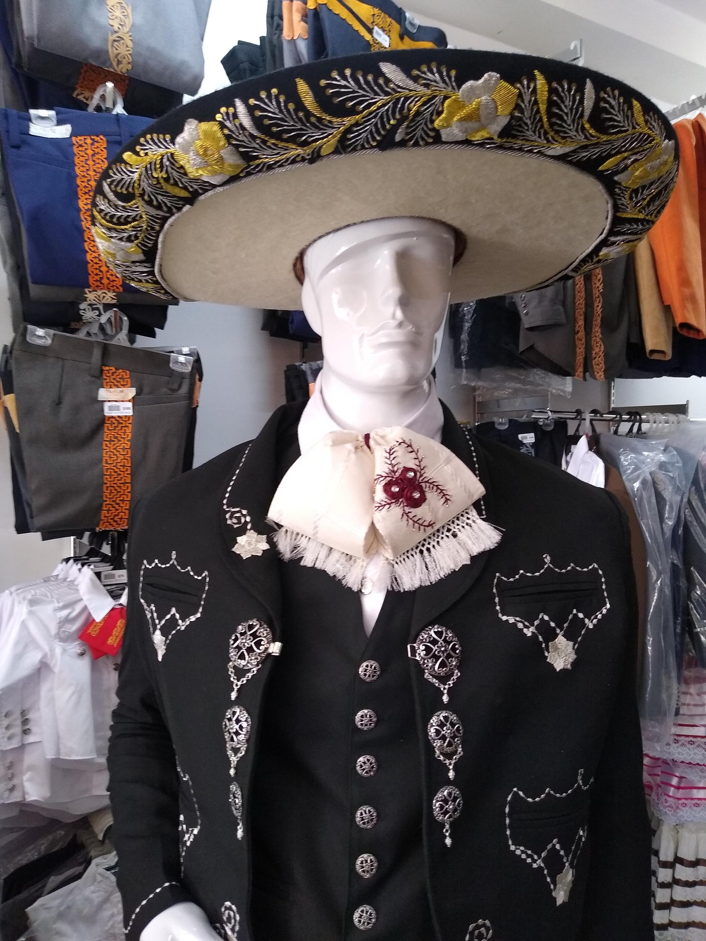 Traje Charro 3 Piezas, Bordado en Hilo Metalico, Gala Completa, Botonadura Entintada.