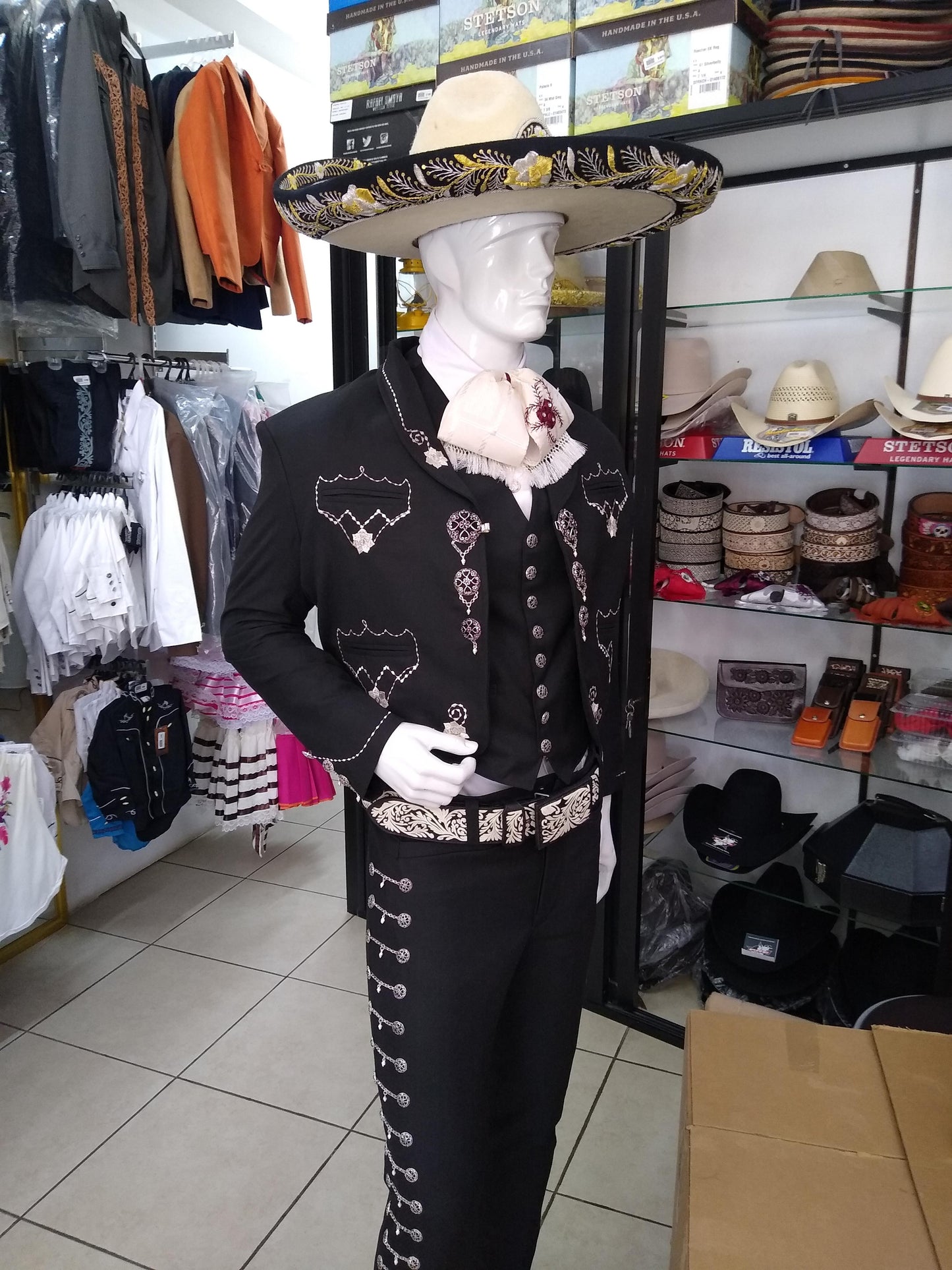 Traje Charro 3 Piezas, Bordado en Hilo Metalico, Gala Completa, Botonadura Entintada.
