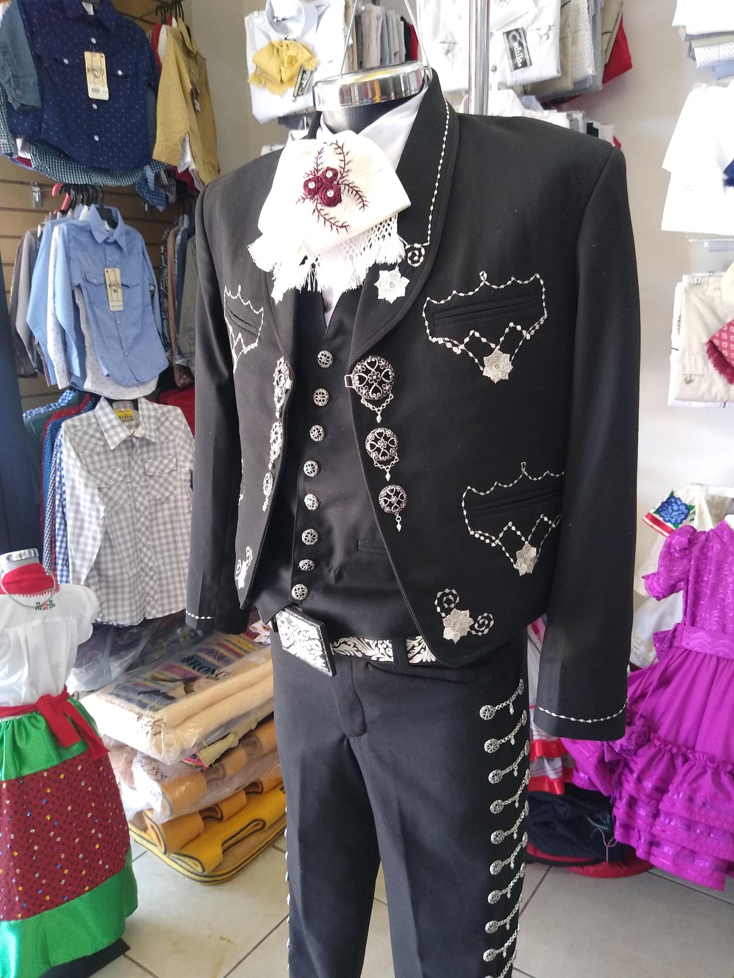 Traje Charro 3 Piezas, Bordado en Hilo Metalico, Gala Completa, Botonadura Entintada.