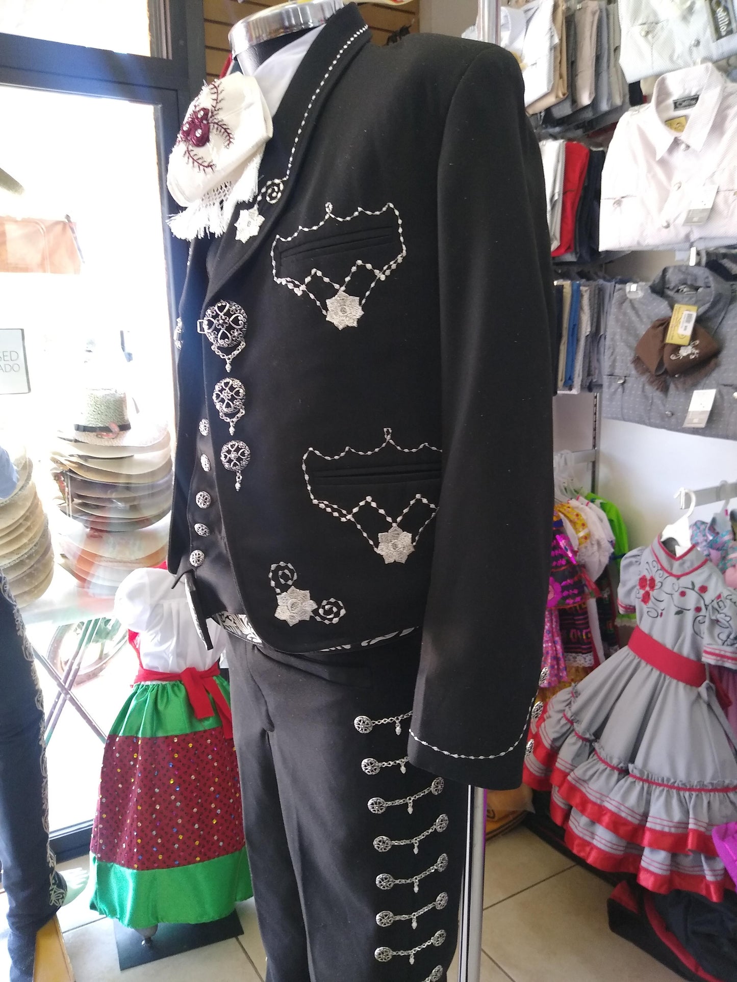 Traje Charro 3 Piezas, Bordado en Hilo Metalico, Gala Completa, Botonadura Entintada.