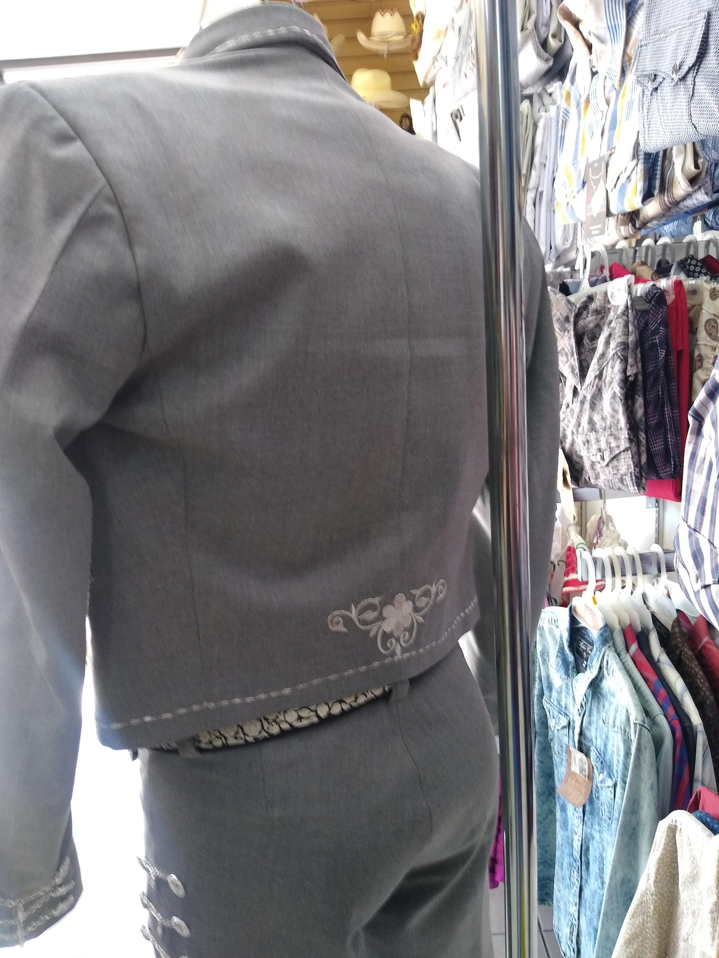 Traje Charro 3 Piezas, Bordado en Hilo Metalico, Media Gala.