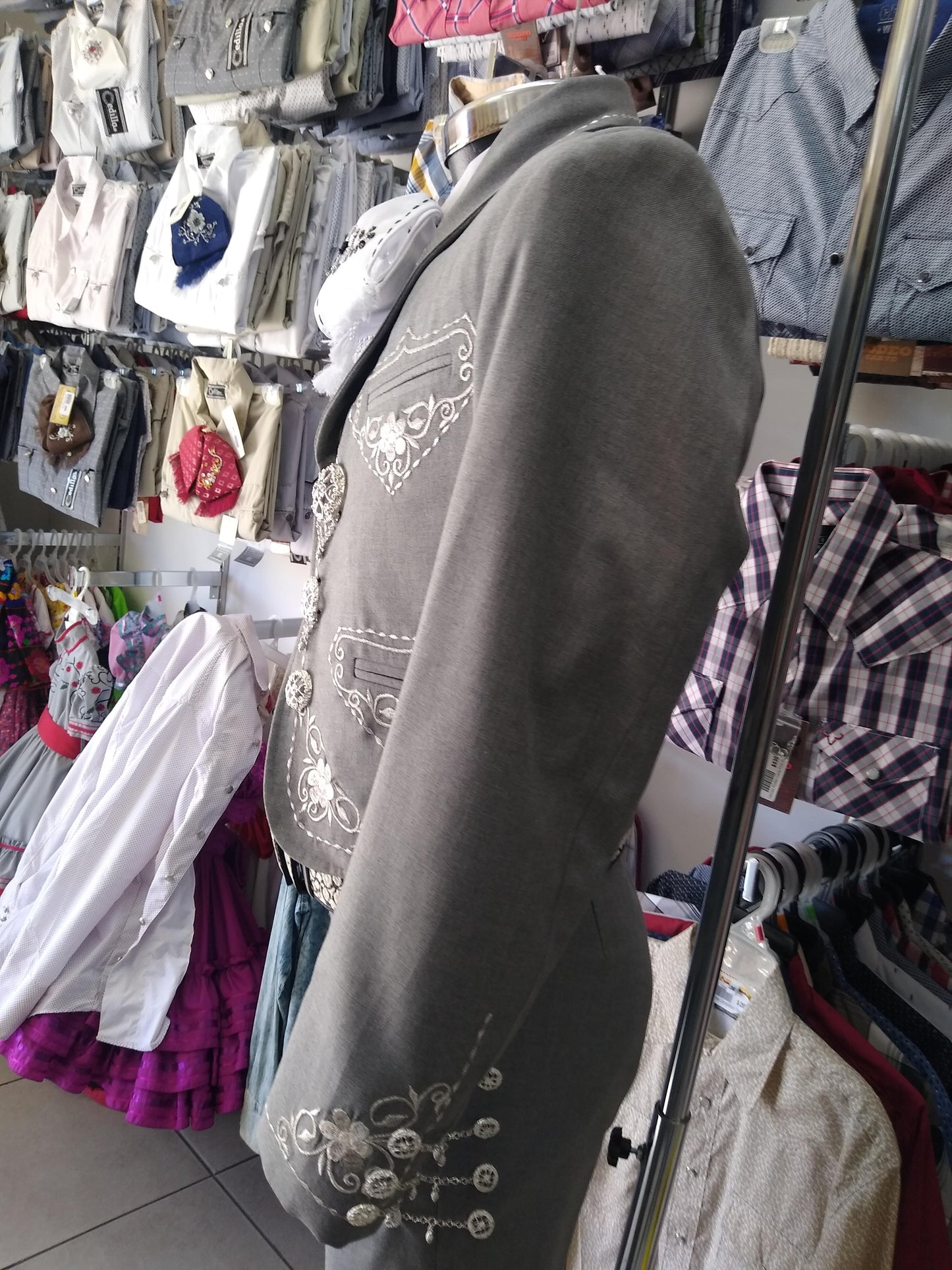 Traje Charro 3 Piezas, Bordado en Hilo Metalico, Media Gala.