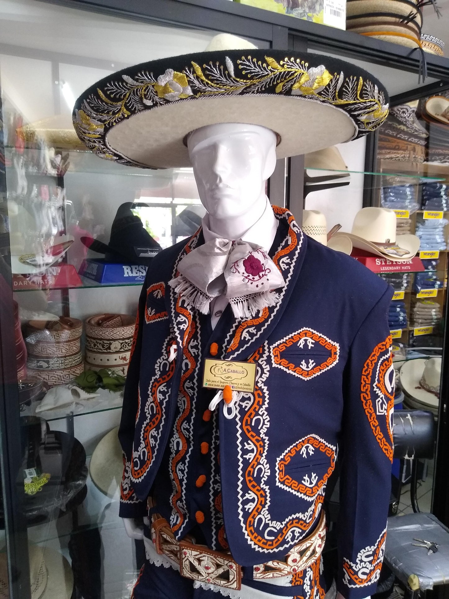 Traje Charro 3 Piezas, Pantalon, Chaleco Y Chaquetilla en Gamuzina, Greca Completa.