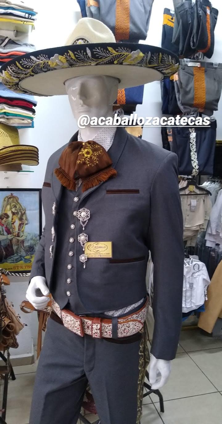 Traje Charro 3 Piezas, Herraje en Chaquetilla, Pantalon Bordado en Hilo Metalico