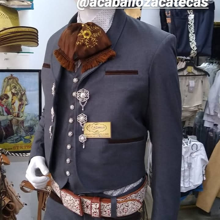 Traje Charro 3 Piezas, Herraje en Chaquetilla, Pantalon Bordado en Hilo Metalico