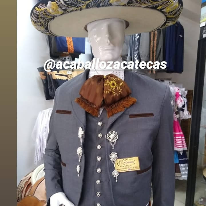 Traje Charro 3 Piezas, Herraje en Chaquetilla, Pantalon Bordado en Hilo Metalico
