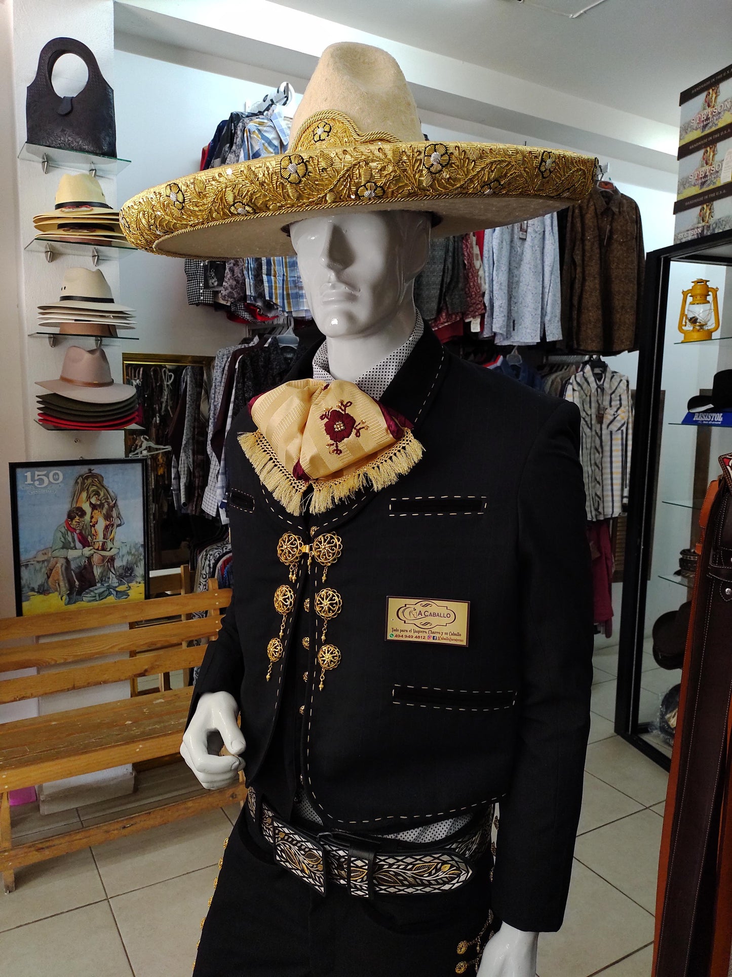 Traje Charro 3 Piezas, Con Prespunte a Mano en Chaquetilla, Gala Completa en color Oro.