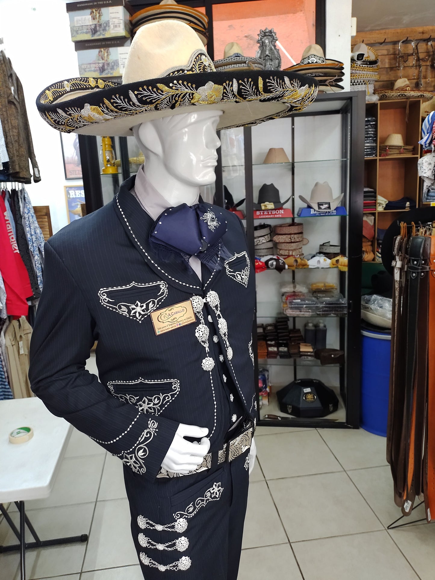 Traje Charro 3 Piezas, Pantalon, Chaleco y Chaquetilla bordado en hilo metalico, Botonadura en media Gala.