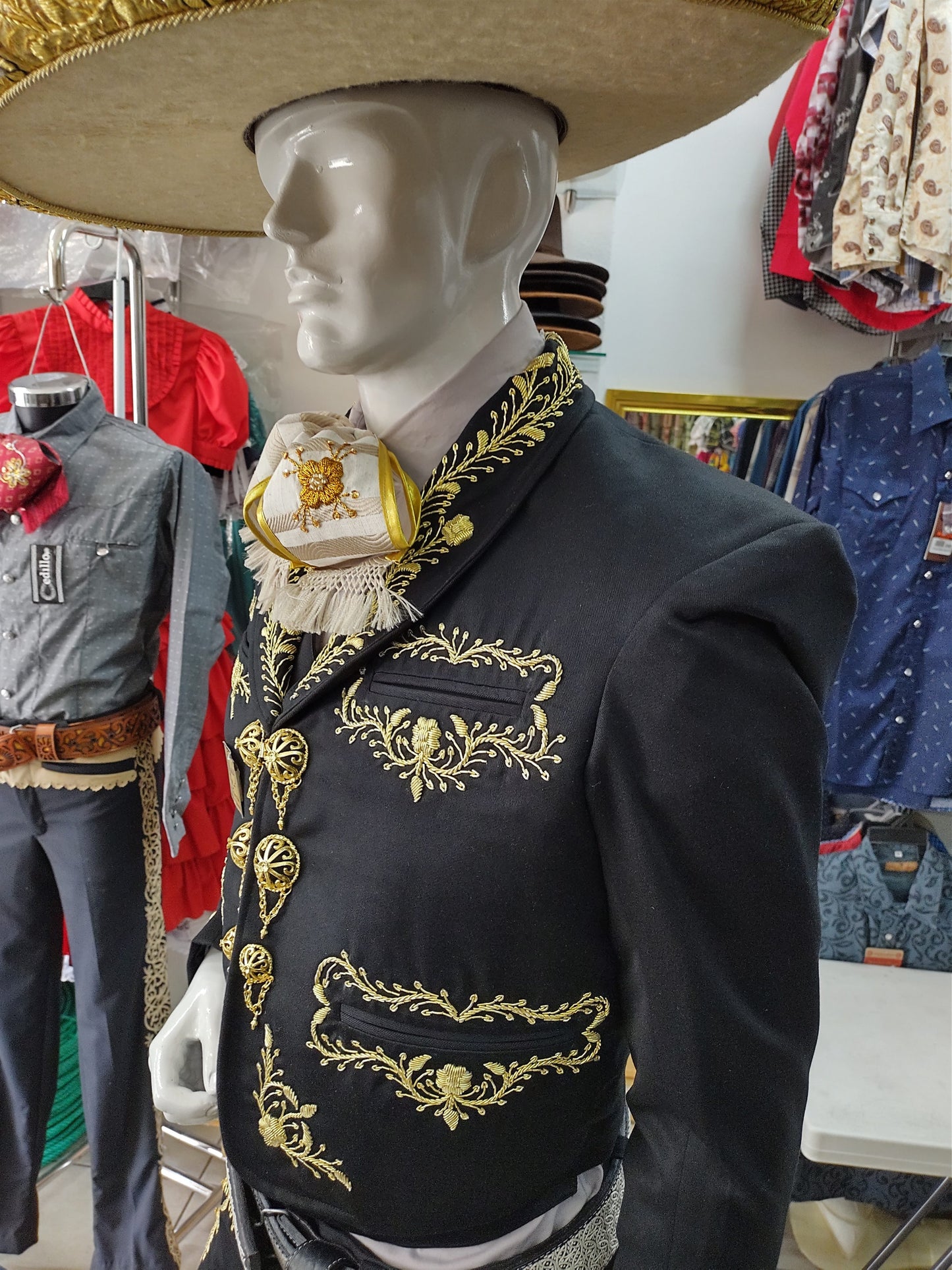 Traje Charro 3 Piezas, Bordado en Canutillo, Gala Completa en color Oro.