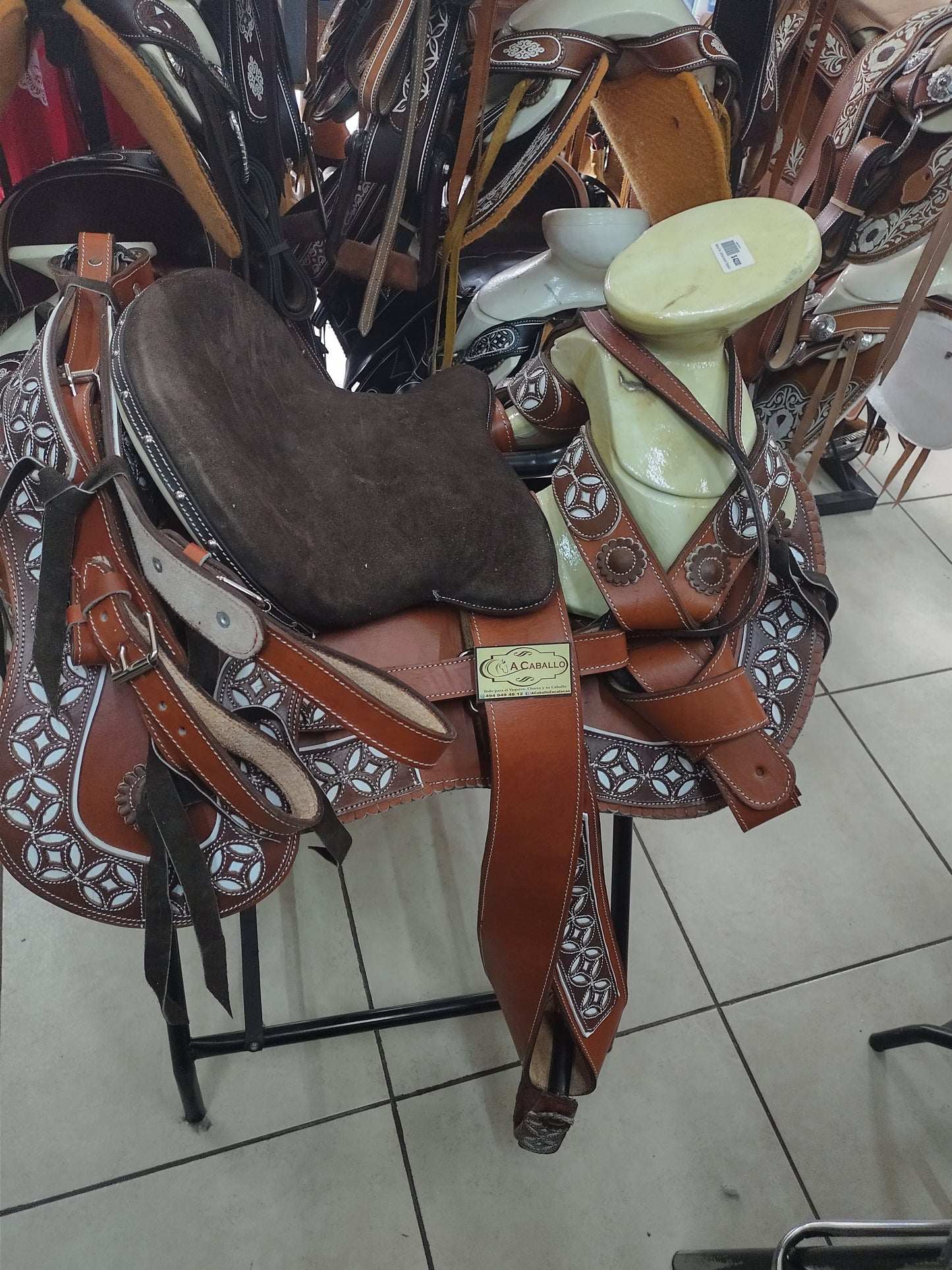 Montura Charra, Cola de Pato, Cantinas Desmontables.