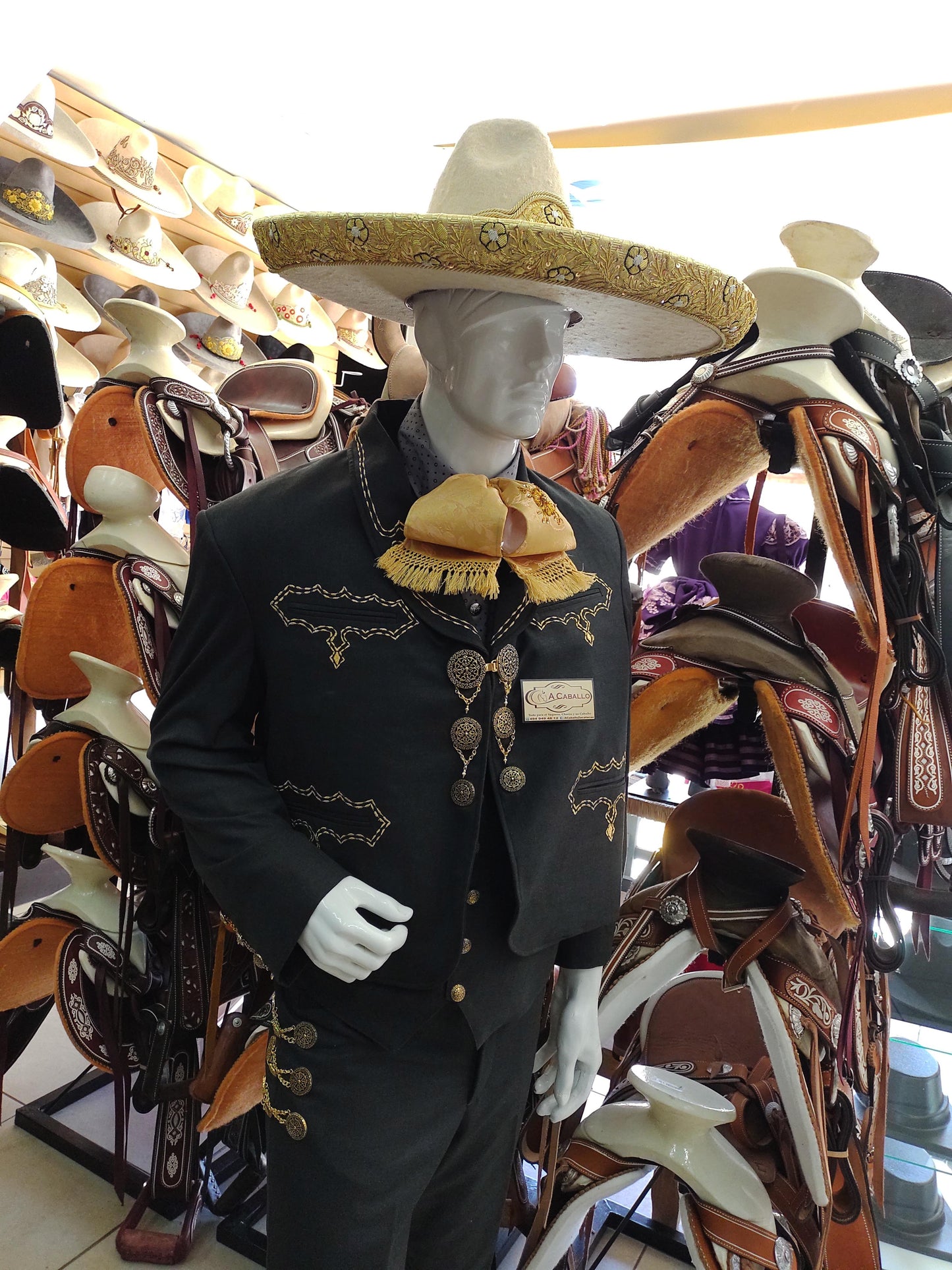 Traje Charro 3 Piezas, Media Gala, Bordado en Hilo Metalico, Botonadura en Chapa de Oro.