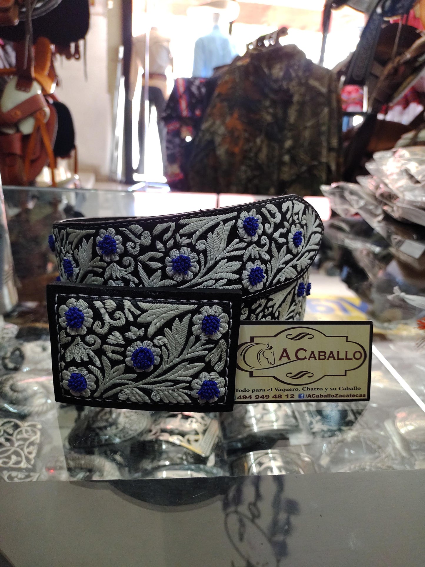 Cinto Piteado Rameado y Flores Abultadas Azul Rey