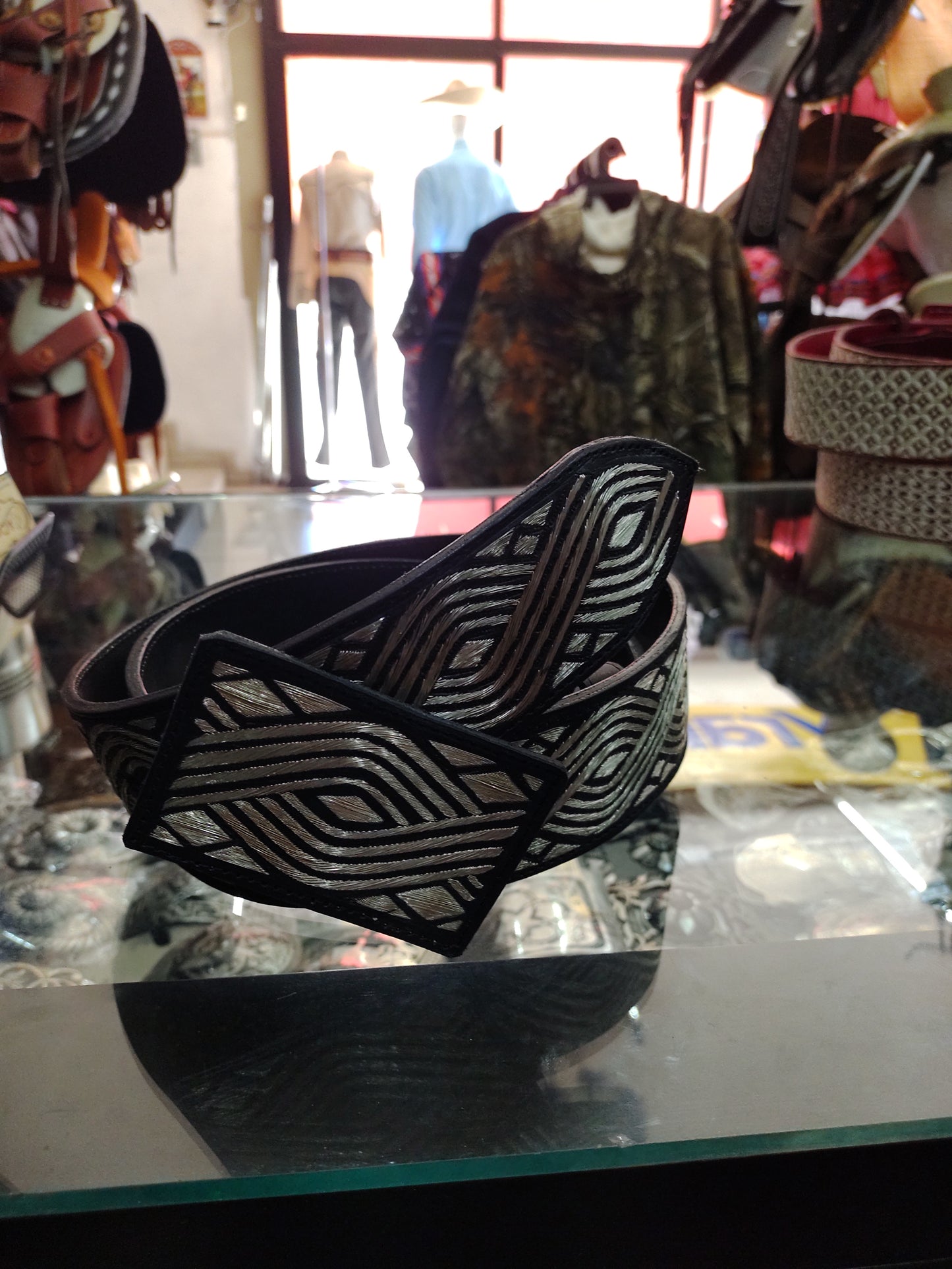 Cinto Bordado en Hilo de Plata Diseño Guias