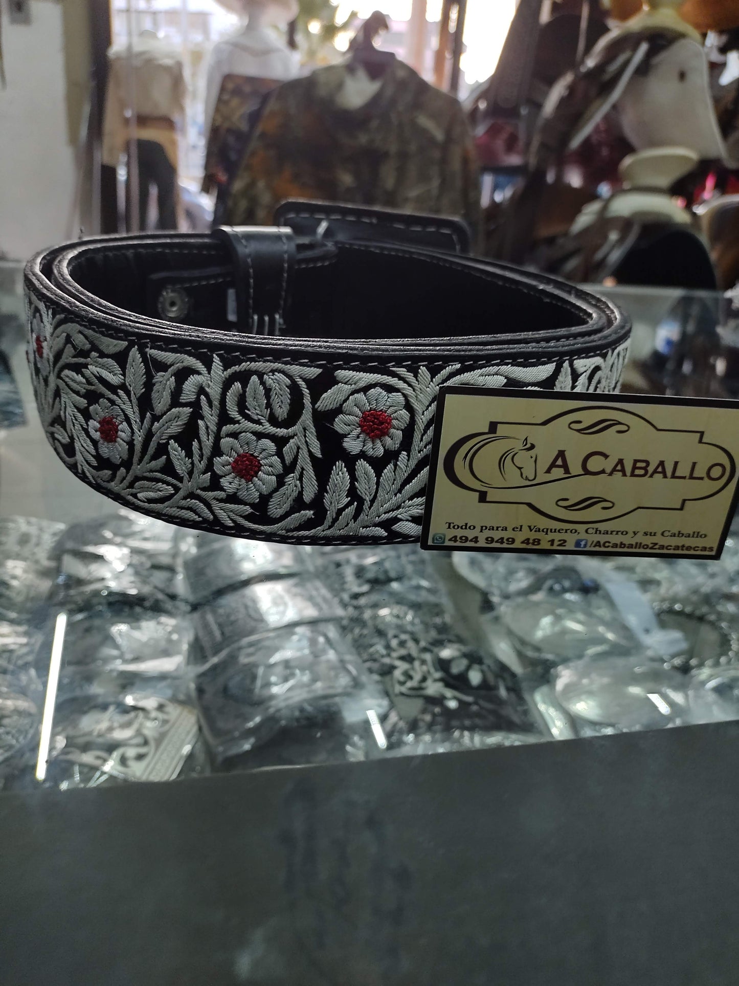 Cinto Piteado Rosas de 8 Petalos & Churros Rojos color Negro