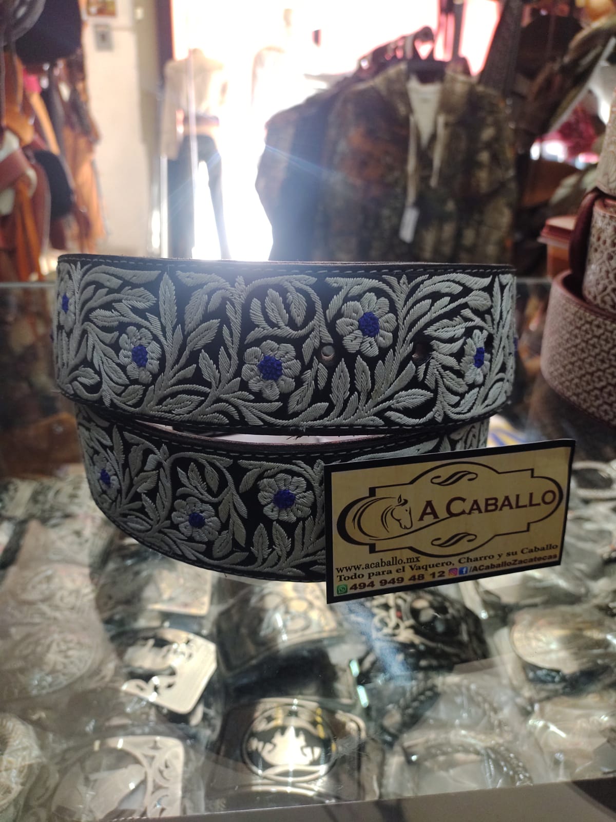 Cinto Piteado Rosas de 8 Petalos & Churros Azules color Negro