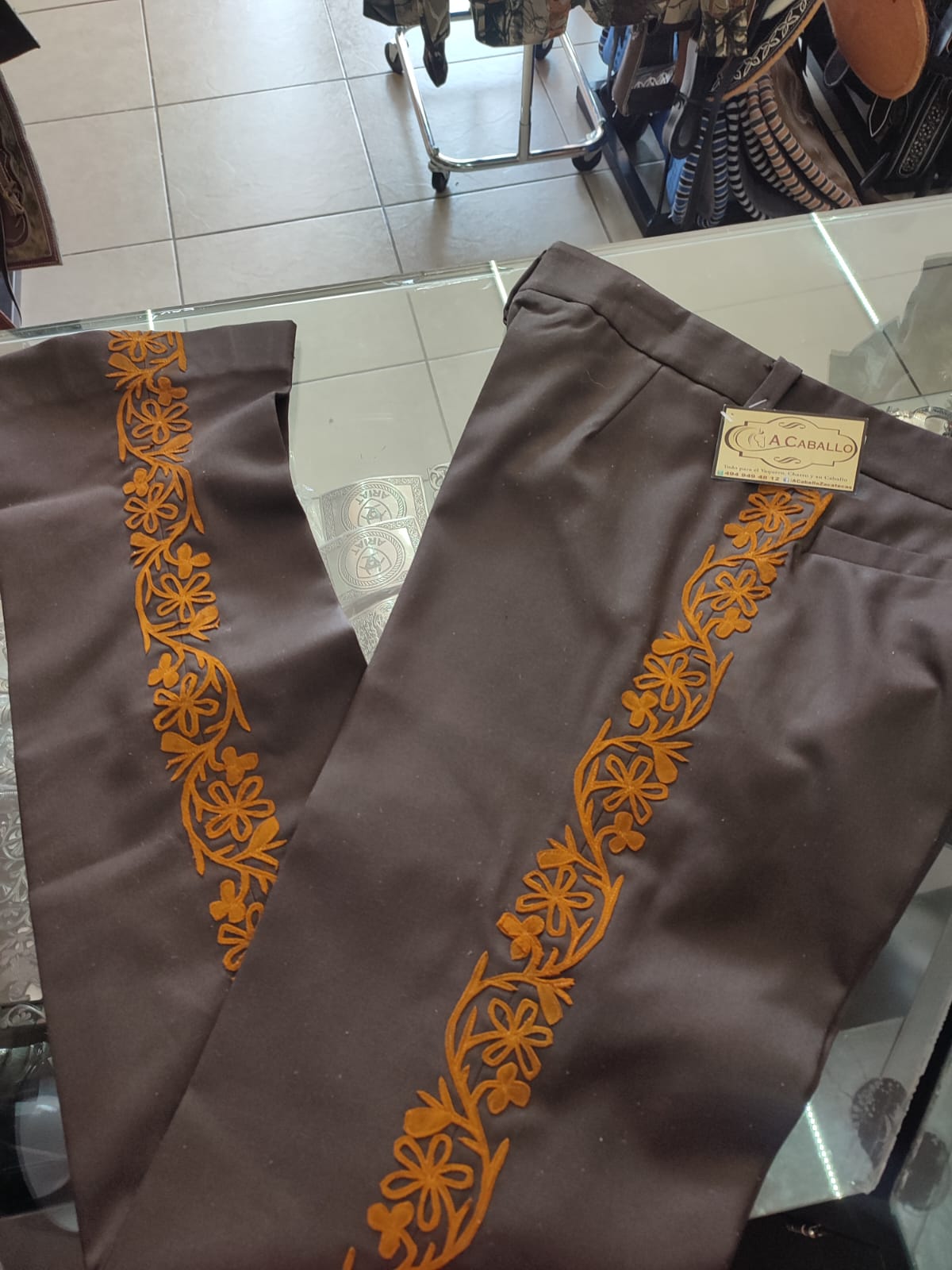 Pantalón Charro Greca de Gamuza Sencilla Color Ladrillo.