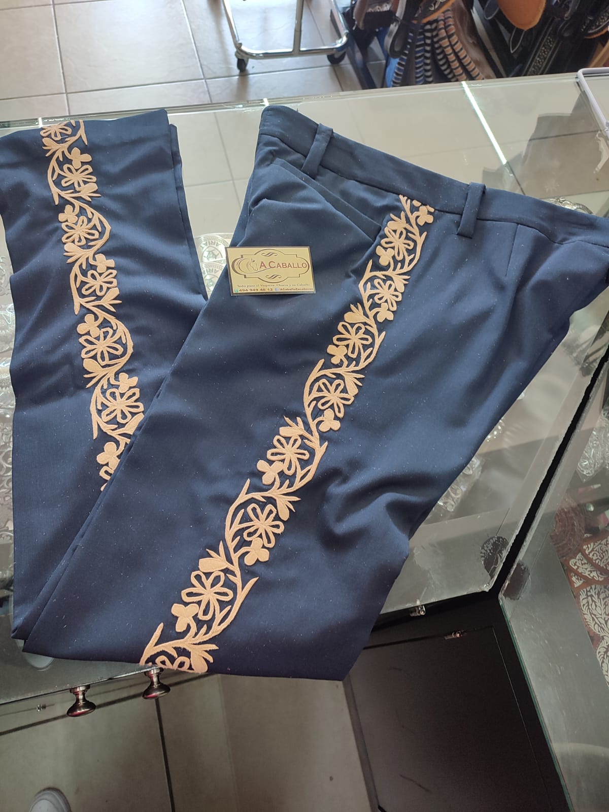 Pantalon Charro Greca de Gamuza Sencilla Color Piñon.