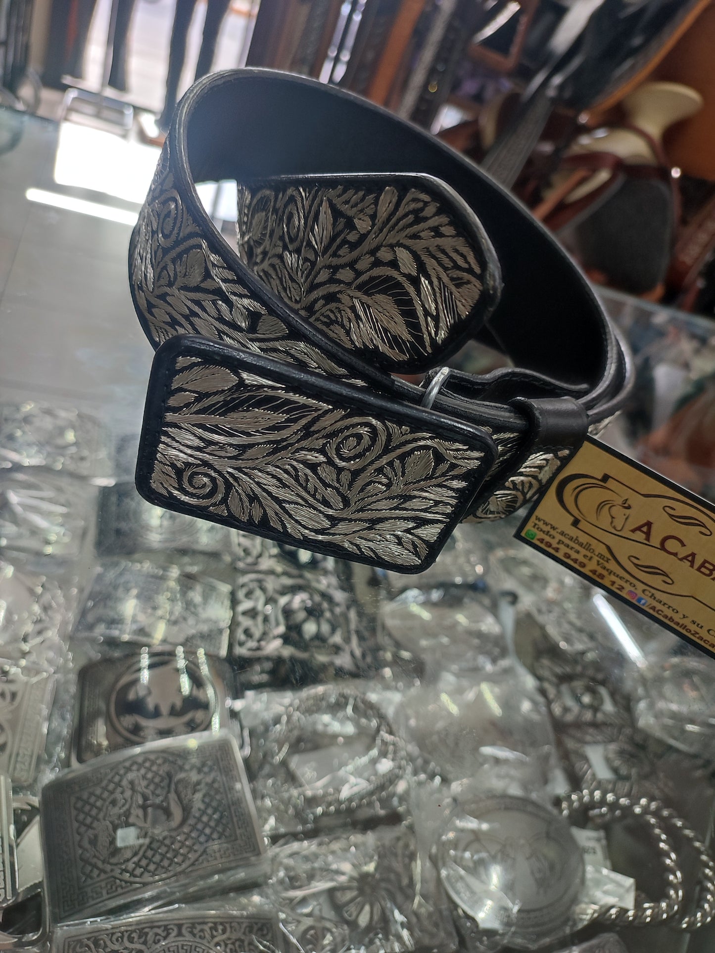 Cinto Bordado en Hilo de Plata Diseño Hoja
