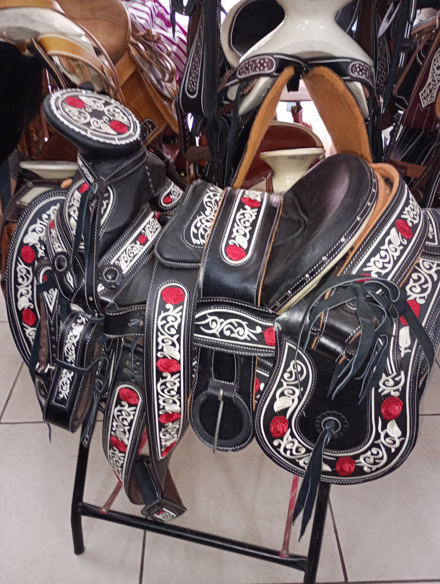 Montura Bordada en Hilo, Cantina Cuadrada.
