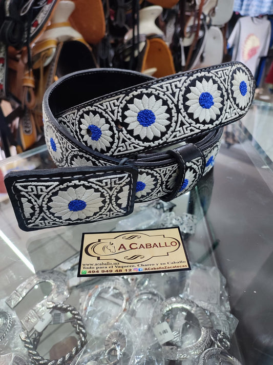 Cinto Piteado Extra Fino, Diseño Girasol con Churros en Azul Rey, Vaqueta Negra.